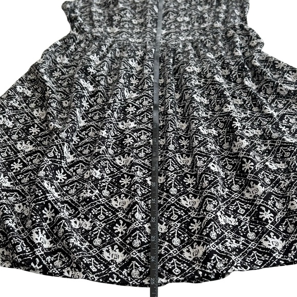 Flowy Abstract Pattern Mini Dress with Keyhole Cutout Back - XS - Black & White - Picture 9 of 11